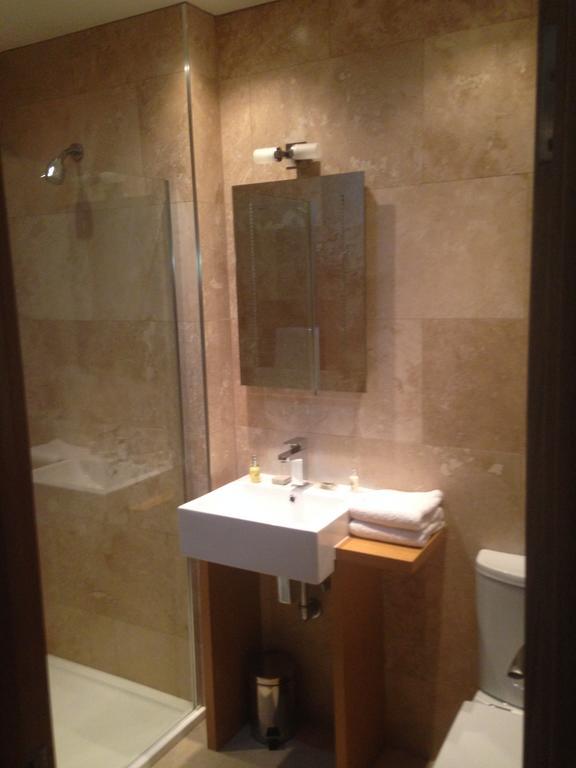 Ennios Boutique Hotel Southampton Esterno foto A bathroom in a hotel